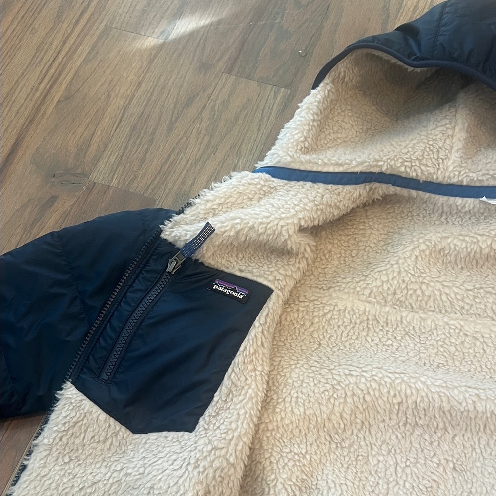 Patagonia Navy Jacket, reversible , boys 14! Like Brand New!! Worn once !! - Picture 4 of 7